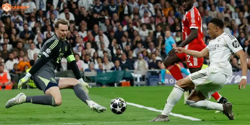 Các cầu thủ pressing quyết liệt trong trận Bayern Munich vs Real Madrid kịch tính