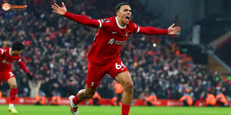 Các cầu thủ pressing quyết liệt trong trận Liverpool vs Fulham Premier League